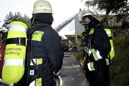 Nur mit Atemschutz konnten sich die Feuerwehrmänner in das im Inneren brennende Gebäude wagen.