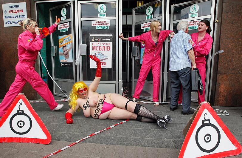 Als probates Mittel setzen die Frauen dabei meistens auf nackte Haut in Verbindung mit spontanen Aktionen an öffentlichen Orten.