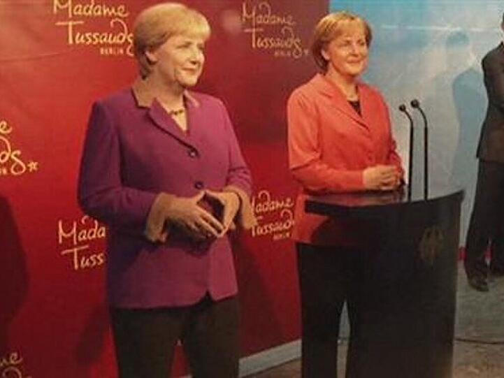 Doppelte Angela bei Madame Tussaud's: Einmal ohne und einmal mit Merkelraute