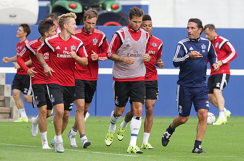 Mit schwerem Rucksack in die neue Saison: HSV-Trainer Bruno Labbadia (rechts) und seine Mannen.