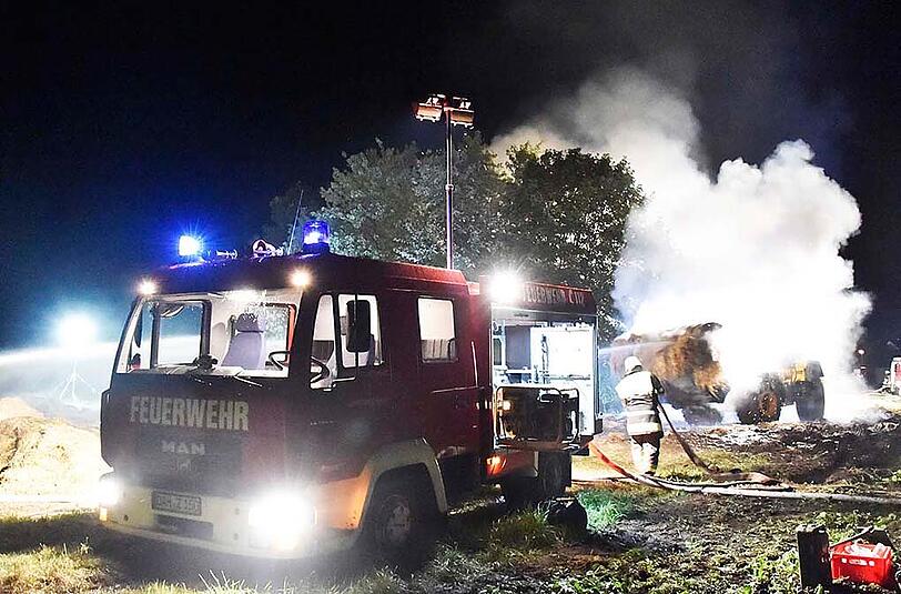 Der Brand einer Heuscheune stellte die Feuerwehren vor einige Probleme.