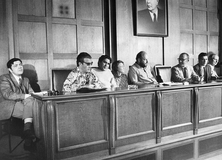 1970: Erstmals in der Berlinale-Geschichte wird der Wettbewerb abgebrochen. Auslöser ist der Film "o.k." des deutschen Regisseurs Michael Verhoeven über die Vergewaltigung eines Mädchens durch US- Soldaten. Das erhitzt zu Zeiten des Vietnamkriegs die Gemüter. Hier verkündet die Juryihre Auflösung.