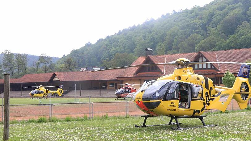 Rettungshubschrauber bringen die Verletzten Mitarbeiter in Krankenhäuser.