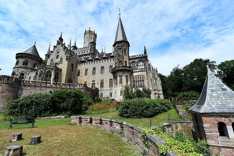 Das Schloss Marienburg  am Südwesthang des Marienbergs bei Nordstemmen (Niedersachsen) liegt rund 20 Kilometer südlich von Hannover und 15 Kilometer nordwestlich von Hildesheim.
