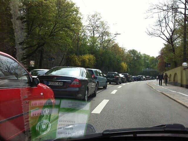 Die Blechlawine mit parkenden Autos zog sich den Nockherberg hoch.