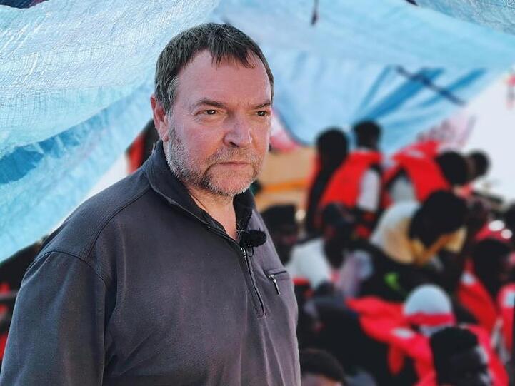 Kapitän Claus-Peter Reisch auf dem Deck des Rettungsschiffes "Eleonore".