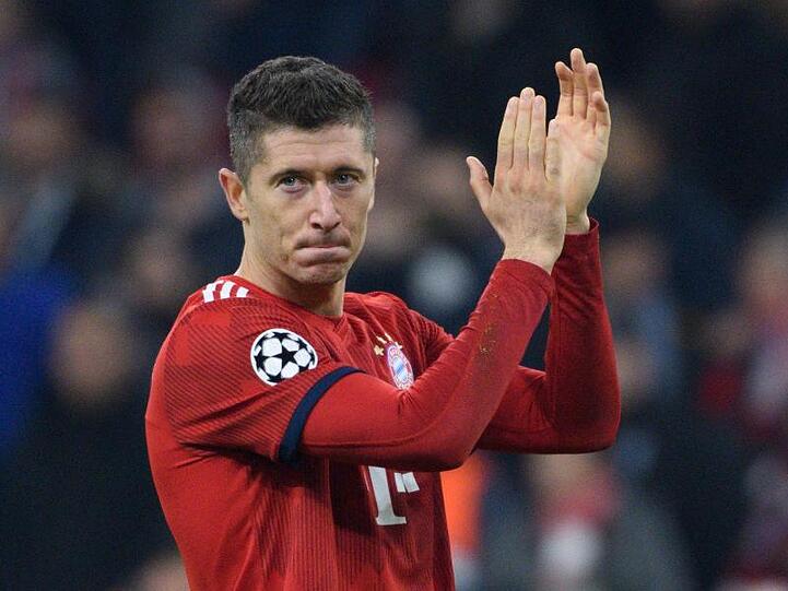 Robert Lewandowski von München bedankt sich nach dem Spiel bei den Fans. Foto: Sven Hoppe/Archiv