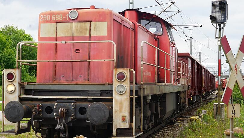Moderne Technik, alte Züge: Diese Lok ist von 1969. Moderne Technik, alte Züge: Diese Lok ist von 1969.