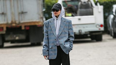 Nichts für Kleinkarierte: Hailey Bieber und ihr geliebter "Dad-Blazer".