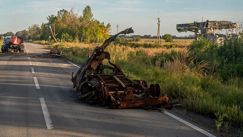 Zerstörte Fahrzeuge stehen auf einer Straße südöstlich von Charkiw. Die Ukraine hat diese Woche nach eigenen Angaben große Gebiete in der Region Charkiw zurückerobert.