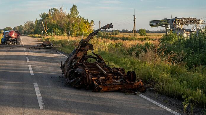 Zerstörte Fahrzeuge stehen auf einer Straße südöstlich von Charkiw. Die Ukraine hat diese Woche nach eigenen Angaben große Gebiete in der Region Charkiw zurückerobert.