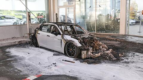 Im Porschezentrum an der Schleibingerstraße in Haidhausen steht ein ausgebrannter Porsche.