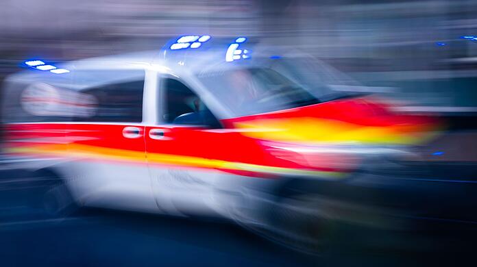 Zwei Menschen kamen nach dem Unfall ins Krankenhaus, eine 32-Jährige erlitt schwere Verletzungen. (Symbolbild)