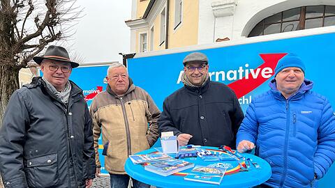 Bayerns AfD-Chef Stephan Protschka (2. v. r.) kämpft in Arnstorf um Stimmen. Zusammen mit seinen Wahlkampfhelfern aus dem Kreisverband Rottal-Inn, Dietmar Seidl (L.) und Uwe Schönl (R.), will er mit den Bürgern ins Gespräch kommen – ohne sie dabei zu missionieren.