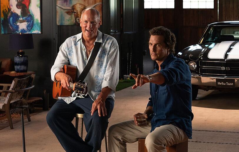 Woody Harrelson (links) und Matthew McConaughey fiktionalisieren ihre jahrzehntelange Freundschaft in einer Serie über sich selbst. Woody Harrelson (links) und Matthew McConaughey fiktionalisieren ihre jahrzehntelange Freundschaft in einer Serie über sich selbst.