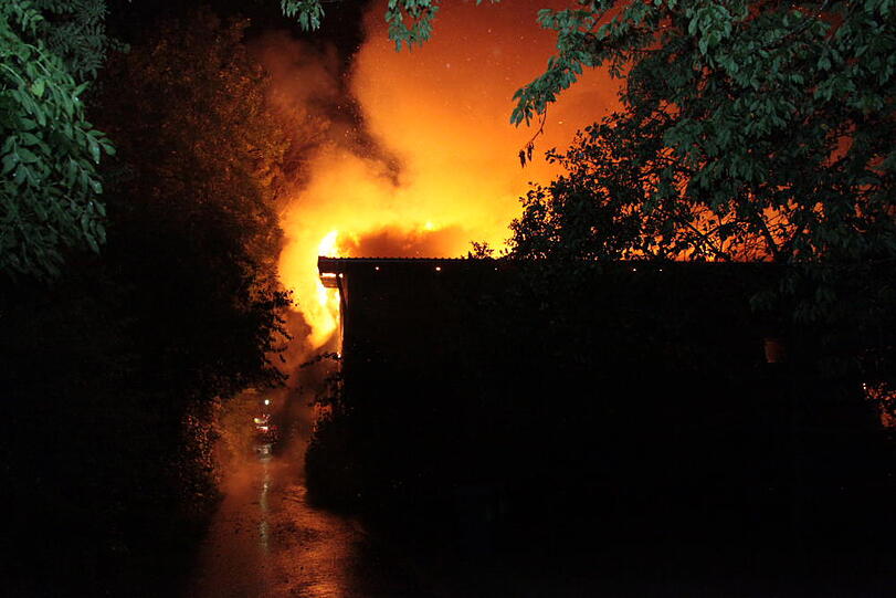 Die Flammen lodern weit bis weit in den Nachthimmel...