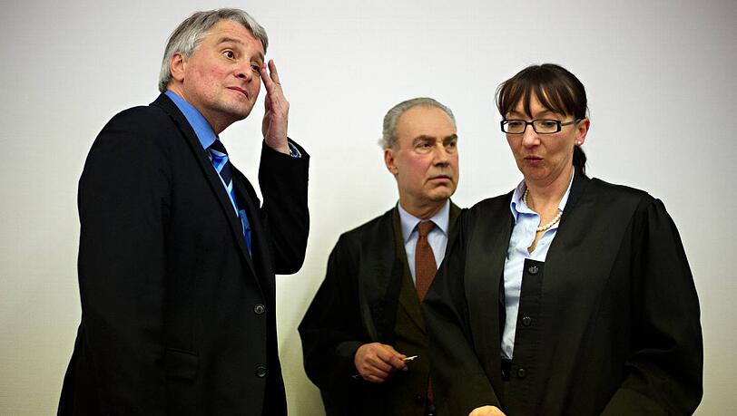 Der SPD-Landtagsabgeordnete Harald Güller (l) steht am 25.02.2014 vor Prozessbeginn im Amtsgericht in München (Oberbayern) neben seinen Anwälten Michael Scheerschmidt und Andrea Moosrainer. Güller hatte seinen Stiefsohn im Jahr 2009 für zwei Monate als Mitarbeiter beschäftigt und ihm 7500 Euro aus der Landtagskasse gezahlt. Die Beschäftigung eigener Kinder oder Stiefkinder auf Staatskosten ist Abgeordneten aber schon seit dem Jahr 2000 verboten. Der SPD-Landtagsabgeordnete Harald Güller (l) steht am 25.02.2014 vor Prozessbeginn im Amtsgericht in München (Oberbayern) neben seinen Anwälten Michael Scheerschmidt und Andrea Moosrainer. Güller hatte seinen Stiefsohn im Jahr 2009 für zwei Monate als Mitarbeiter beschäftigt und ihm 7500 Euro aus der Landtagskasse gezahlt. Die Beschäftigung eigener Kinder oder Stiefkinder auf Staatskosten ist Abgeordneten aber schon seit dem Jahr 2000 verboten.