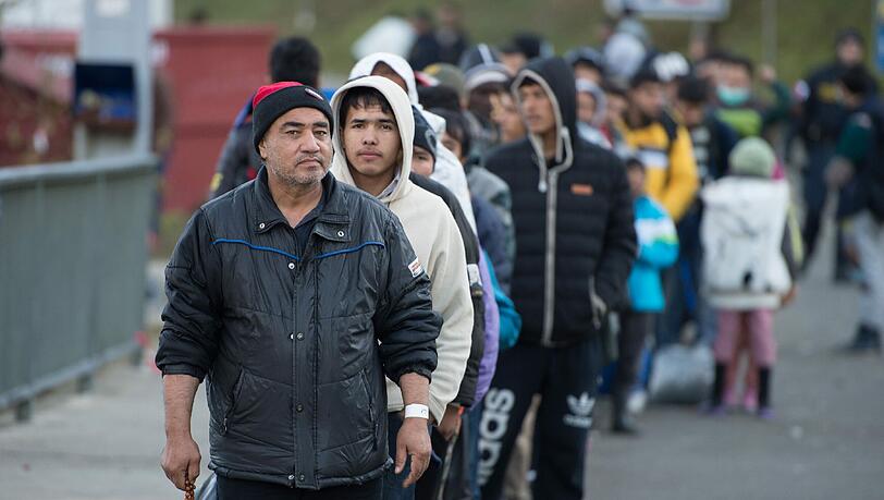 Der Philologenverband Sachsen-Anhalt hetzt gegen Flüchtlinge und warnt vor einer "Immigranteninvasion". Der Philologenverband Sachsen-Anhalt hetzt gegen Flüchtlinge und warnt vor einer "Immigranteninvasion".