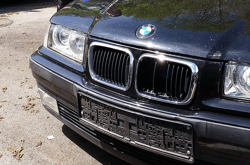 Nach dem Skandal um die Plakette für diesen Schrott-BMW ermittelt jetzt die Staatsanwaltschaft.