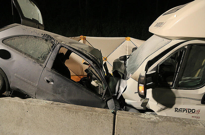 An einer Baustelle auf der A7 gerät ein Wohnmobil in den Gegenverkehr und kollidiert mit einem Opel. Der 21-jährige Fahrer des Kleinwagens ist sofort tot. Die Bilder des schrecklichen Unfalls.