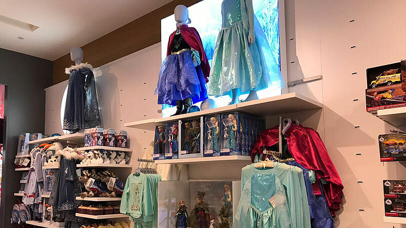 Drinnen gibt's vor allem viel Buntes aus dem gesamten Disney-Kosmos...