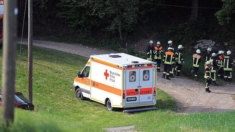 Der Mann wurde unter seinem eigenen Oldtimer-Traktor begraben. Die Bilder von der Unfallstelle.