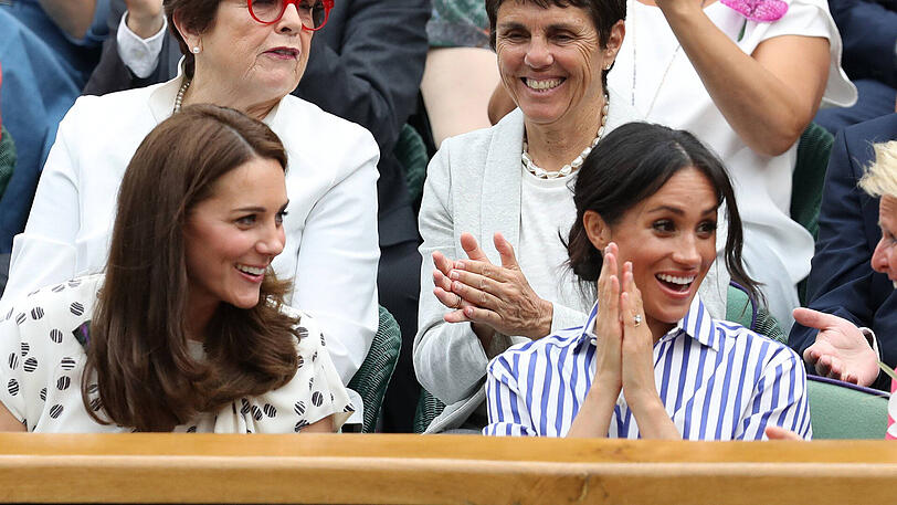 Die britischen Herzoginnen Catherine (l) und Meghan beim Tennisturnier Wimbledon in der Königlichen Loge.