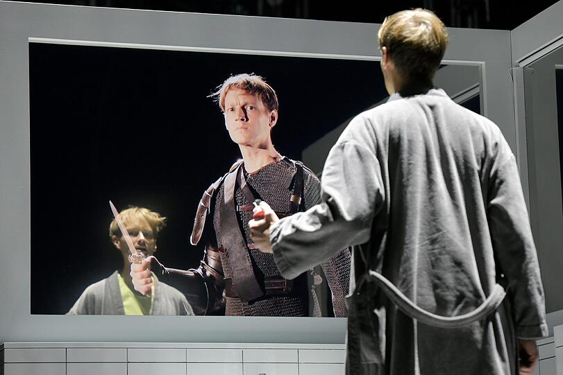 Vor dem Mord an König Duncan hat Macbeth (Christian Löber) plötzlich einen Dolch in der Hand.