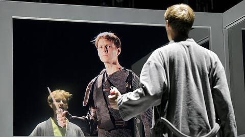 Vor dem Mord an König Duncan hat Macbeth (Christian Löber) plötzlich einen Dolch in der Hand.