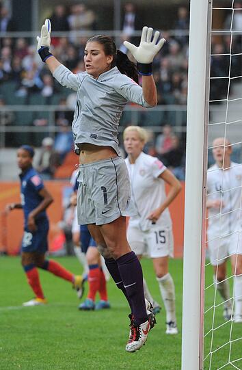Sexy Hope Solo: Die USA-Torfrau ist die schönste Erscheinung der Frauen-WM. Beim Spiel gegen Frankreich zeigt die Amerikanerin ihr kleines Geheimnis. Sie hat ein süßes Bauchnabel-Piercing!