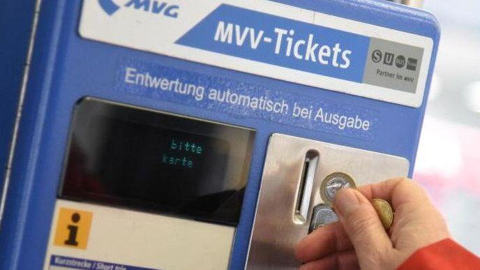 Eine Frau wirft in einer Straßenbahn in München eine Münze in einen Fahrkartenautomat ein. (Symbolbild)