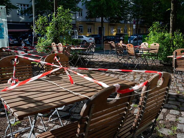 Mit Flatterband abgesperrte Tische in Berlin. Restaurants, Außengastronomie, Cafés, Gaststuben und Kneipen sollen ab 18. Mai unter Auflagen wieder öffnen dürfen.