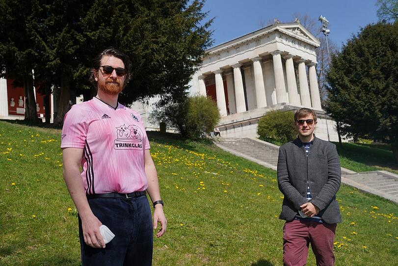 Eng stehen, feiern, Freunde finden, so war das zwei Jahre lang in der Cocktail-Kneipe Schwarzer Dackel im Westend – bis Corona kam. Wirt David Metz (33) hat jetzt über ein Jahr zugesperrt: "Es war gerade alles gut abbezahlt, der Laden war voll bis zur letzten Runde. Wir haben sogar zwei Tage früher zugesperrt als wir mussten im ersten Lockdown, um sicher zu gehen, dass sich keiner ansteckt. Im Sommer öffnen, das hat nichts gebracht, wir haben keine Außenflächen, und to-go verkaufe ich Drinks aus Prinzip nicht, weil das nur Lärm für die Nachbarn bedeuten würde und sich Leute vorm Lokal versammeln. Sicher, bei mir sind Hilfen angekommen, der Staat macht schon was. Ich finde aber, er sollte jetzt einmal richtig durchgreifen, richtig alles runterfahren, damit der Irrsinn aufhört, und wir wieder wie früher aufmachen können. Nicht immer dieses halbe Auf und Zu. Die Stille des Coronajahrs habe ich genützt, um eine Sommelier-Ausbildung zu machen. Nichts tun geht nicht für einen Wirt."