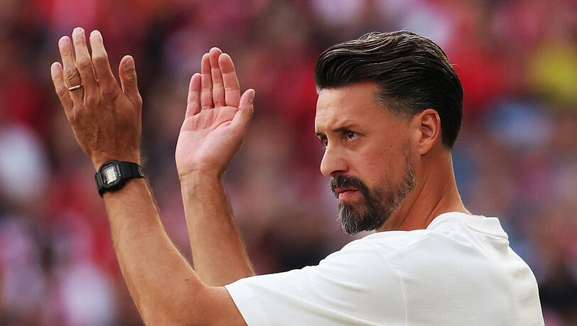Sandro Wagner feiert am Samstag seine Heimpremiere als Augsburg-Trainer. (Archivbild)
