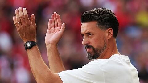 Sandro Wagner feiert am Samstag seine Heimpremiere als Augsburg-Trainer. (Archivbild)