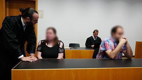 Die beiden Angeklagten, hier im ersten Prozess vor dem Amtsgericht, sind wegen Misshandlung ihres Sohnes zu mehr als drei Jahren Haft verurteilt worden. (Archivbild)