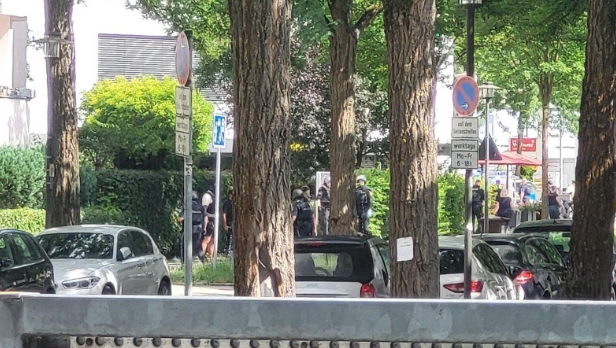 Die Polizei ist mit einem Gro&szlig;aufgebot vor Ort.