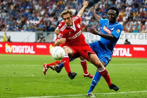 "Kapitän bei Bayern zu sein, macht mich stolz": Philipp Lahm (l.) im Duell mit  Hoffenheims Obasi.