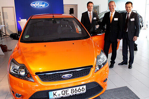 Gruppenbild mit schnittigem Ford Focus ST (v. l.): Ford-Manager Wolfgang Booms, Geschäftsführer Wolfgang Mutschler, AVAG-Vorstand Markus T. Hofmann.