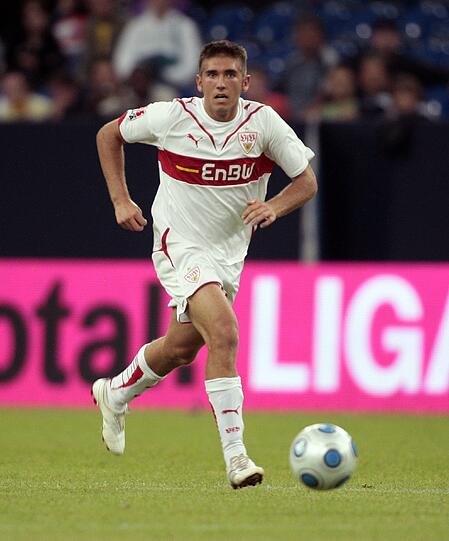 Allesandro Riedle begann seine Karriere in der Jugend beim FC Liverpool und beim FC Fulham in England. In der Saison 2009/2010 spielte er 15 mal für die zweite Mannschaft des VFB Stuttgart in der dritten Liga. Er ist der Sohn des ...