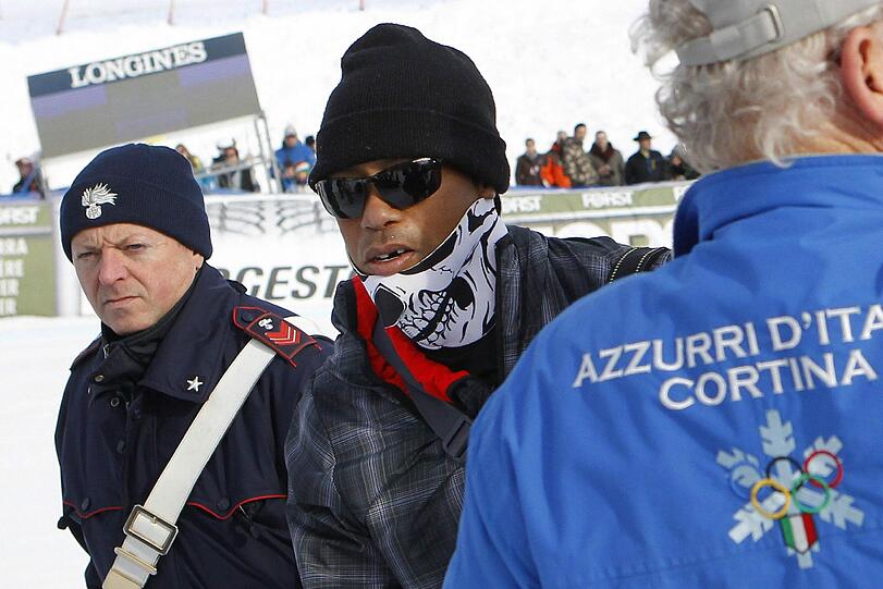 Tiger Woods wurde beim Ski-Rennen von Freundin Lindsey Vonn ein Zahn ausgeschlagen. Der Golf-Star verdeckte die Lücke mit einem Tuch.