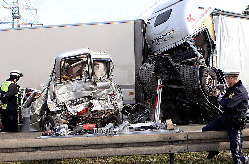 Der Kleintransporter ist komplett demoliert - der Zusammenstoß war immens. Die beiden Insassen des Fahrzeugs kamen noch an der Unfallstelle ums Leben.