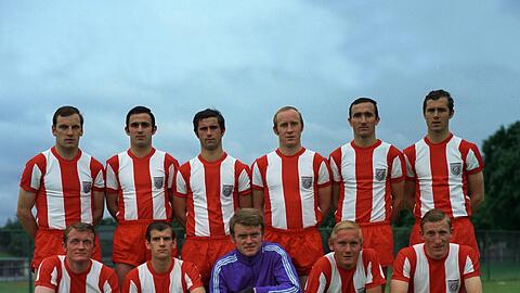 Die Double-Premiere: 1969 holen die Bayern um Franz Beckenbauer (oben rechts) zum ersten Mal zwei Titel in einer Saison.