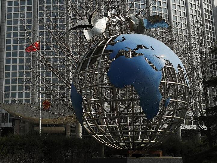 Die Skulptur einer Weltkugel vor dem Büro des Außenministeriums in Peking.