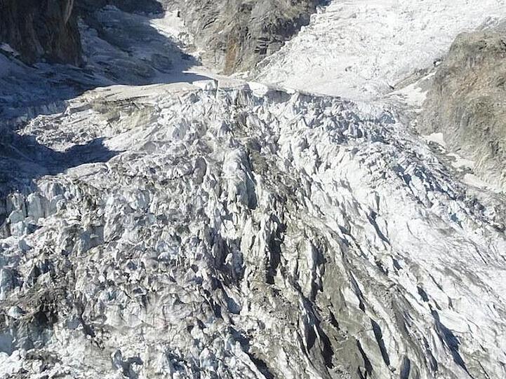 Teile des gewaltigen Planpinceux-Gletschers am Mont Blanc drohen auf italienischer Seite wegen steigender Temperaturen abzustürzen.
