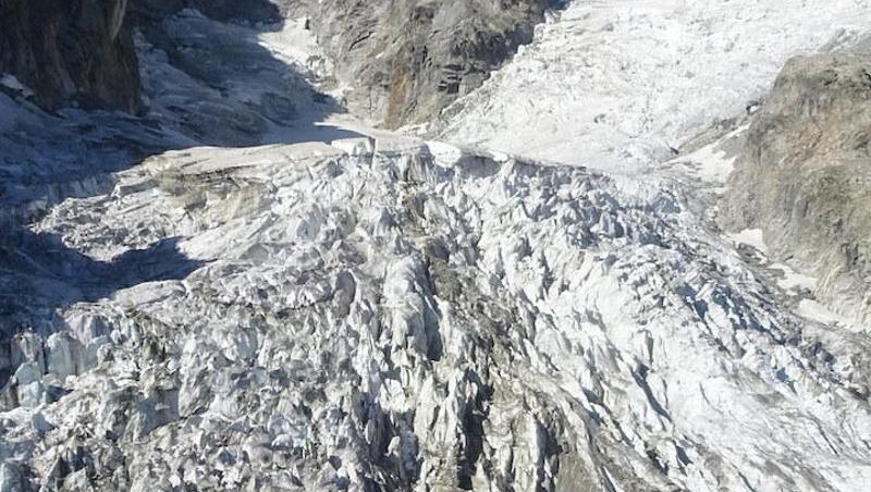 Teile des gewaltigen Planpinceux-Gletschers am Mont Blanc drohen auf italienischer Seite wegen steigender Temperaturen abzustürzen. Teile des gewaltigen Planpinceux-Gletschers am Mont Blanc drohen auf italienischer Seite wegen steigender Temperaturen abzustürzen.
