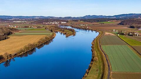 Die Donau fließt am Rande des Bayerischen Waldes durch Niederbayern. Foto: Armin Weigel/dpa/Archivbild