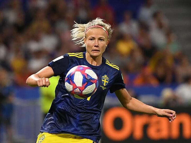 Schwedens Hanna Glas spielt einen Ball. Foto: Sebastian Gollnow/dpa/Archivbild