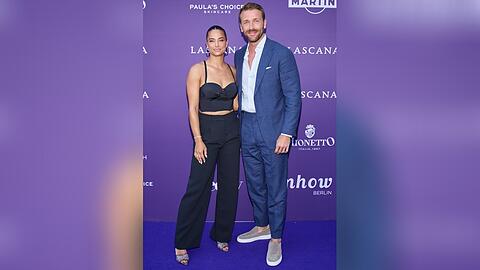 Amira Aly und Christian Düren posieren strahlend für die Fotografen.
