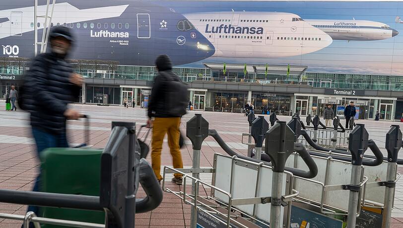 Wegen des festgefahrenen Tarifkonflikts bei Lufthansa fallen wieder hunderte Flüge aus. Wegen des festgefahrenen Tarifkonflikts bei Lufthansa fallen wieder hunderte Flüge aus.